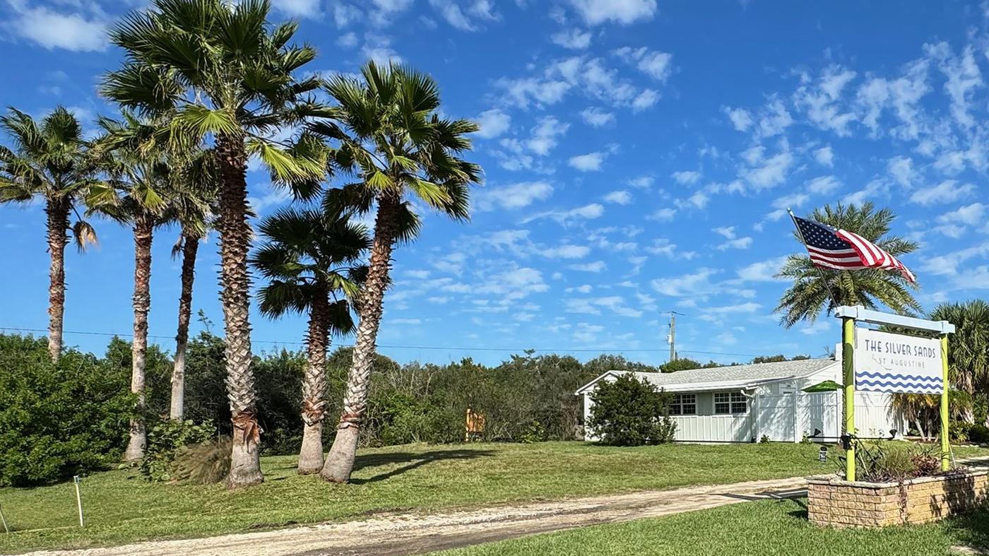 The Silver Sands entrance and palms